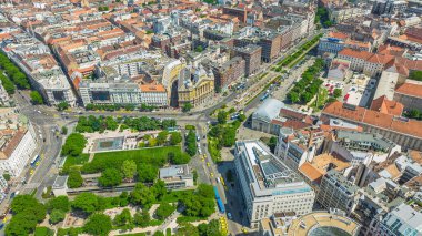 Güneşli bir günde Elizabeth Meydanı 'nın (Erzsebet ter) St. Stephen Bazilikası, Parlamento binası ve caddelerinin havadan görünüşü ve ulaşımı. Budapeşte, Macaristan.
