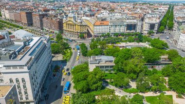 Güneşli bir günde Elizabeth Meydanı 'nın (Erzsebet ter) St. Stephen Bazilikası, Parlamento binası ve caddelerinin havadan görünüşü ve ulaşımı. Budapeşte, Macaristan.