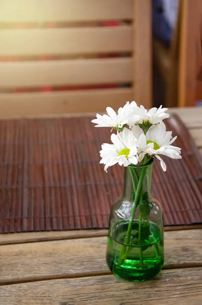 Flores Brancas Vaso Uma Mesa Madeira Restaurante — Fotografia de Stock