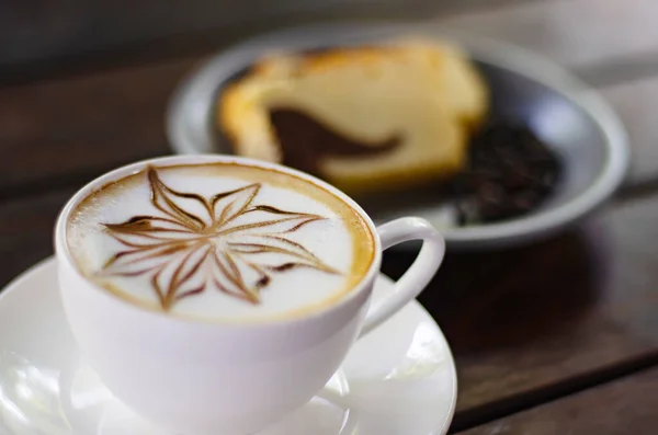 Cappuccino Kávé Vajas Torta Fából Készült Asztalon — Stock Fotó