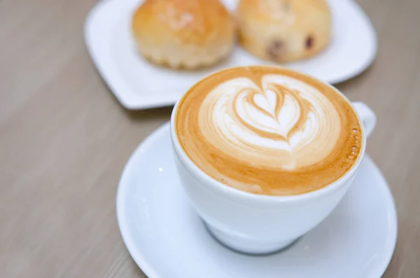 Ein Holztisch Mit Duftendem Cappuccino Und Gebackenem Brot — Stockfoto