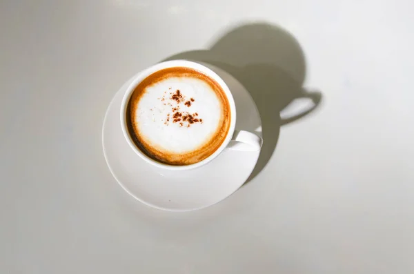 Mesa Branca Com Café Cappuccino Espuma Leite Macio — Fotografia de Stock