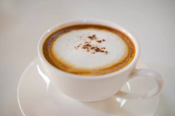 Mesa Branca Com Café Cappuccino Espuma Leite Macio — Fotografia de Stock