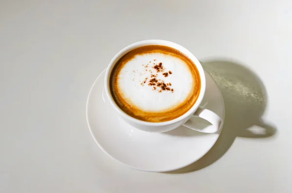 Fehér Asztal Cappuccino Kávéval Lágy Tejhabbal — Stock Fotó