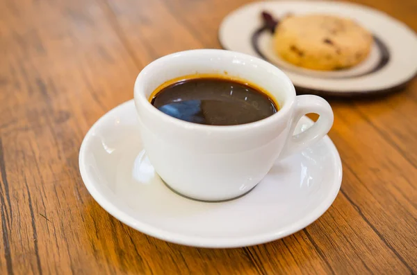 咖啡和覆盆子饼干放在木制桌子上 — 图库照片