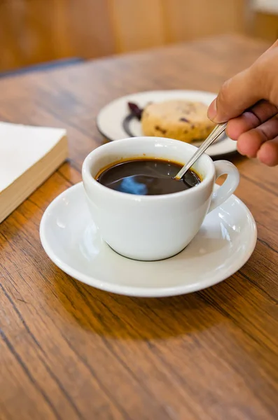 木製のテーブルの上のコーヒーとクランベリークッキー — ストック写真