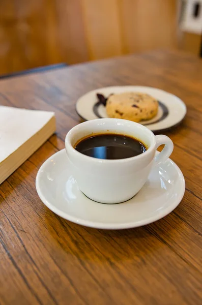 Kávé Áfonyás Süti Fából Készült Asztalon — Stock Fotó