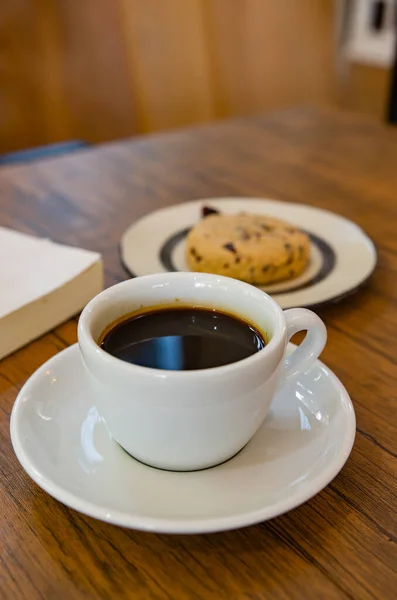咖啡和覆盆子饼干放在木制桌子上 — 图库照片