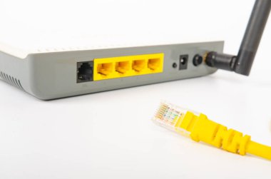 Kablo bağlantısı olan kablosuz modem yönlendirici beyaz arkaplanda