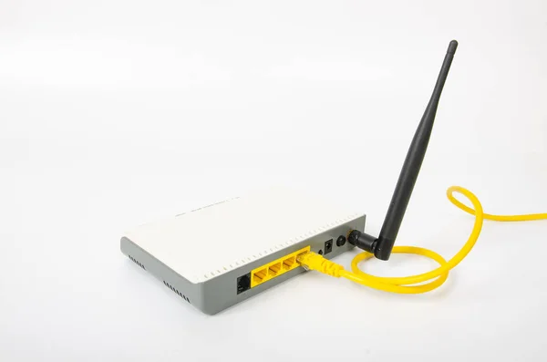 Kablo Bağlantısı Olan Kablosuz Modem Yönlendirici Beyaz Arkaplanda — Stok fotoğraf