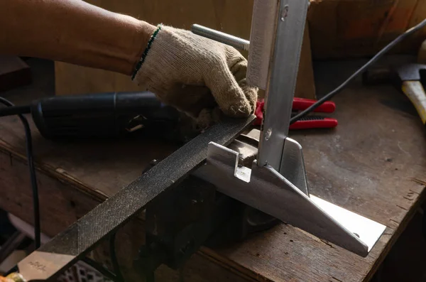 鉄研削工具を扱う職人 — ストック写真