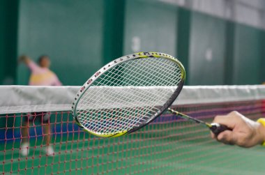 Badminton yüksek çözünürlüklü resim oynayan bir sporcu