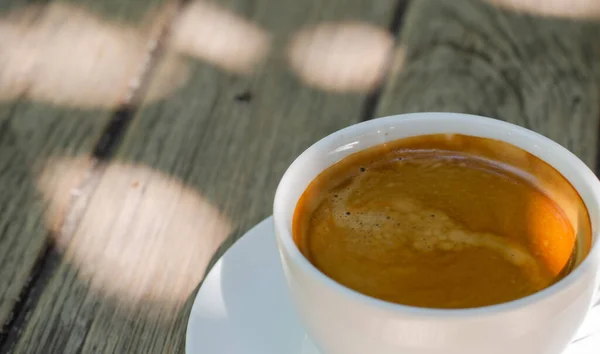 Hot Americano Kávé Asztal Alatt Árnyék — Stock Fotó