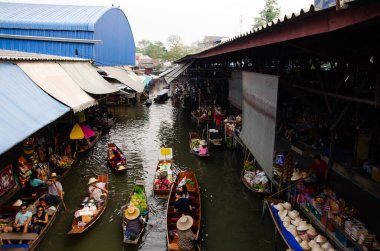 THAILAND DAMNOEN SADUAK - 24 Ocak 2016: Damnoen Saduak Yüzen Piyasa Renkli meyve, sebze ve Tayland mutfağı yüklü küçük tekneler