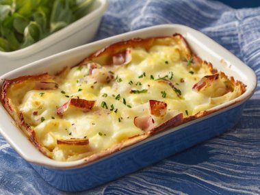 Lezzetli bir Tartiflette güzel bir kaplama garnitür ve yanında da kabuklu ekmek. .