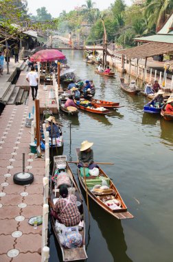 THAILAND THAKHA FLOATING MARKET Mart 01.2016: thakha Yüzen Piyasa Renkli meyve, sebze ve Tayland mutfağı yüklü küçük tekneler