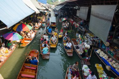 THAILAND DAMNOEN SADUAK - Mart 03.2016: Damnoen Saduak Yüzen Piyasa Renkli meyve, sebze ve Tayland mutfağı yüklü küçük tekneler