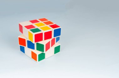 Tayland, 18 Temmuz 2024 Rubik küpü beyaz arka planda. Rubik Küpü, Macar mimar Erno Rubik tarafından 1974 'te icat edilen beyaz arka plan Rubik Küpü..