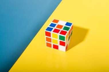 Tayland, Bangkok - 11 Nisan 2023 Rubik küpü beyaz arka planda. Rubik Küpü, renkli kağıt arka plan Rubik Küpü Macar mimar Erno Rubik tarafından 1974 yılında icat edildi..