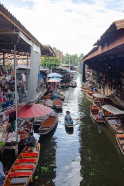 THAILAND DAMNOEN SADUAK - 14. 2016: Damnoen Saduak Yüzen Piyasa Renkli meyve, sebze ve Tayland mutfağı yüklü küçük tekneler