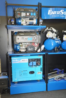 KYIV, UKRAINE - 18 Ekim 2022: mağaza galerisinde yedek gereçler satılıyor. Satılık dizel ve gaz jeneratörleri. Yedek Güç Üreticisi Finning.