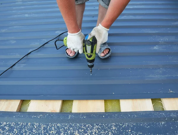 屋根軽量金属屋根シートの設置 — ストック写真