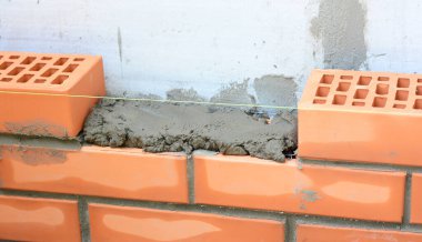 Tuğla Duvar Nasıl Yapılır. Tuğla döşeme duvarı, tuğla işçiliği, kopyalama alanı konsepti.