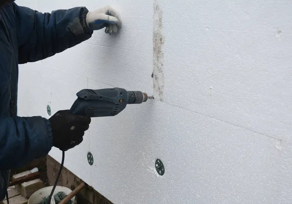 建筑商安装外墙保温材料 用硬质泡沫板隔热房屋墙壁 — 图库照片
