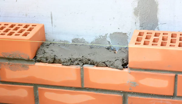 レンガの壁を構築する方法 レンガ造りの家の壁 コピースペースとレンガ造りの石造りのコンセプト — ストック写真