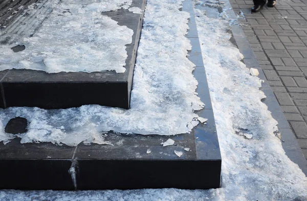 Ledově Zmrzlé Kluzké Schody Pokrývaly Zimě Sníh Led Dveře Domu — Stock fotografie