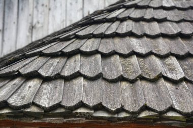 Ukrayna Karpatlar bölgesinde geleneksel ahşap kiremitler. Ahşap kiremitlerle kaplı eski çatı.