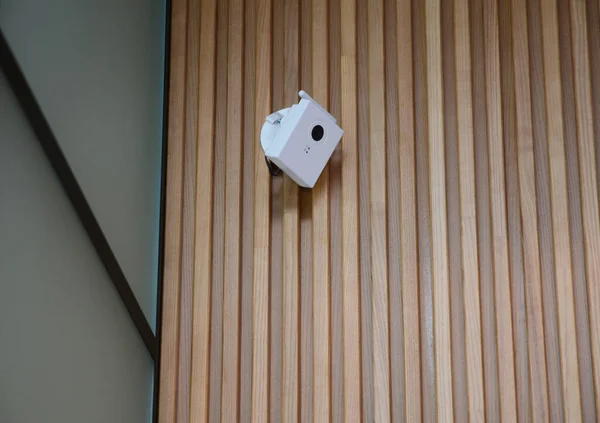 Güvenlik Kamerası Ahşap Oda Duvarına Monte Edilmiş Cctv Güvenlik Artıları — Stok fotoğraf