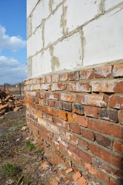 Tuğla işçiliğindeki hatalar. Yeni ev inşaatı için düşük kalite tuğlaları kapatın.. 