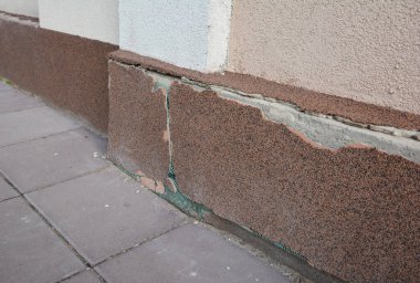 Evin zemininde ve temelinde hasar var. Dekoratif alçı evi rutubetten, ıslaklıktan ve duvarları yıkımdan korur..