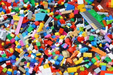 Kyiv, Ukrayna - 4 Nisan 2023: Renkli oyuncak tuğlaların lego arka planı. Lego, Lego Grubu tarafından üretilen bir plastik yapı oyuncağı serisidir..