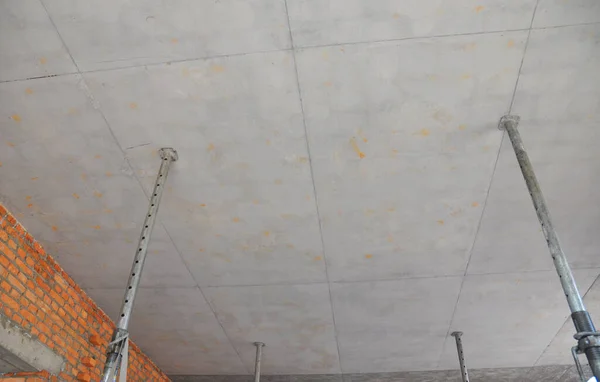 封顶模板 建造钢筋混凝土天花板地板 钢制立管支撑双向混凝土板地板体系 可调脚手架支撑 — 图库照片