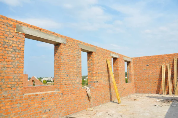 Konstruksi Rumah Bata Yang Belum Selesai Dengan Jendela Instalasi Beton — Stok Foto