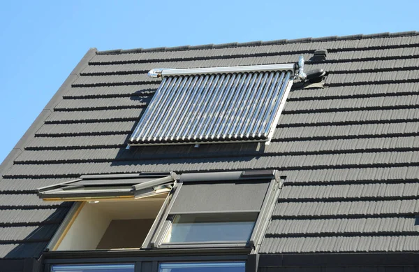 옥상에 태양열 Swh 태양열 장치를 사용하여 광선을 이용하여 데우고 그늘을 — 스톡 사진