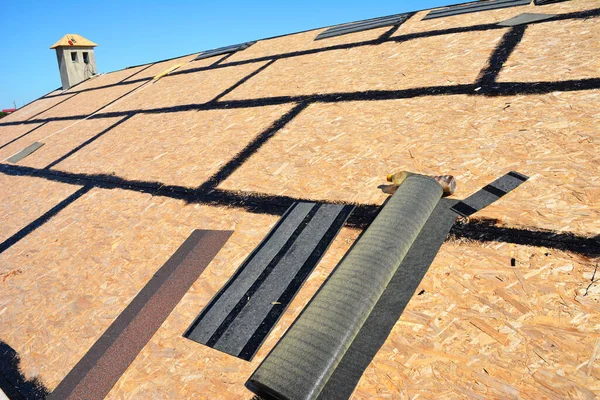 Tetőépítés Előkészítése Osb Tetőfedélzet Bitumen Vízszigetelő Repedések Előtt Réteg Filc — Stock Fotó