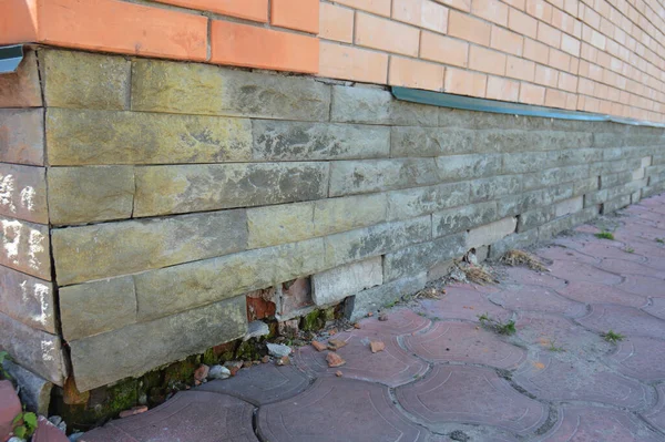 矿物花序和潮湿的地基墙裂缝 警告标志 房屋地基维修 破碎的湿地基房屋砖墙 — 图库照片