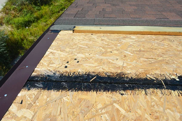 Instalando Telhas Telhado Asfalto Parte Inferior Construção Casa Reparação Impermeabilização — Fotografia de Stock