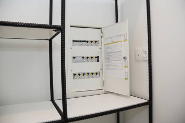 KYIV, UKRAINE - 26 Haziran 2023: Gizli Elektrik Kutusu. Kalıntı- akım aygıtı (RCD) veya artık akım devre kesicisi (RCCB), seri cinayetleri önlemek için elektrik devresini anında kesen bir aygıttır.