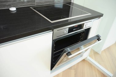 Modern mutfak, açık kapılı elektrikli fırın ve indüksiyon ocağı, elektik soba..