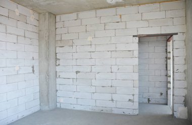 Havalandırmalı beton bloklu yeni daire duvarlar, beton tavan, sütun ve kapı sıva işçiliği olmayan yeni bir konut binasında..