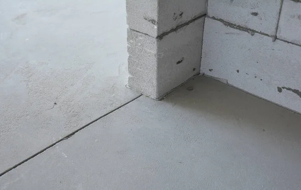 家のコンクリートの床の構造および絶縁材の細部をドアウェイのコーナーの問題区域で閉めて下さい — ストック写真