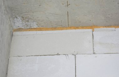 Evin beton tavan detaylarını yalıtım ve ses geçirmez krakerlerle kapatın.. 