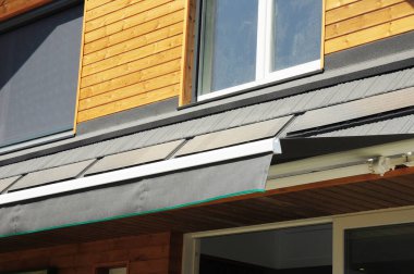 Güneş panellerini kapatın ve otomatik kayan tepe örtüsü geri çekilebilir çatı sistemi, bir evin güneşlik güneşliği için veranda güneşliği. 