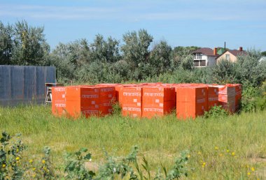 KYIV, UKRAINE - 13 Eylül 2023: İnşaat çalışmadan önce inşaattaki otomatik klavyeli beton bloklar. Otoklavize edilmiş beton bloklara doldurulmuş yığınlar.