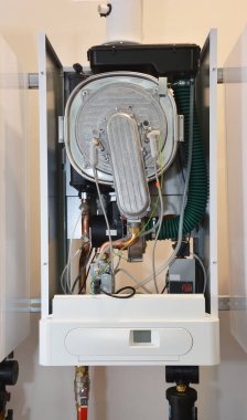 Kazan dairesinin duvarındaki gaz kazanını tamir et. 