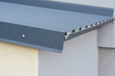Hafif metal levhalarla çatı inşaatını kapatın.